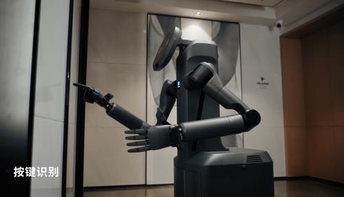 普渡机器人发布全球首款商用类人形具身智能服务机器人闪电匣Arm(图8)