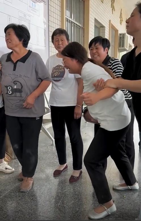 34岁卡车司机去世父母摸照片痛哭妻子崩溃晕厥车祸原因曝光(图4)