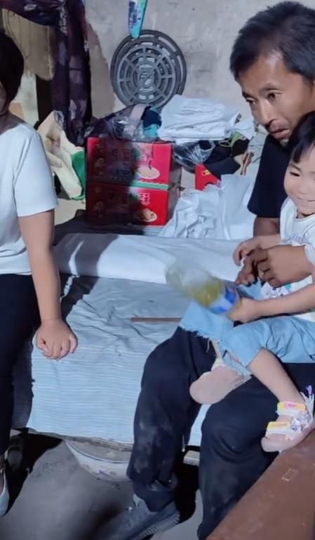 34岁卡车司机去世父母摸照片痛哭妻子崩溃晕厥车祸原因曝光(图10)