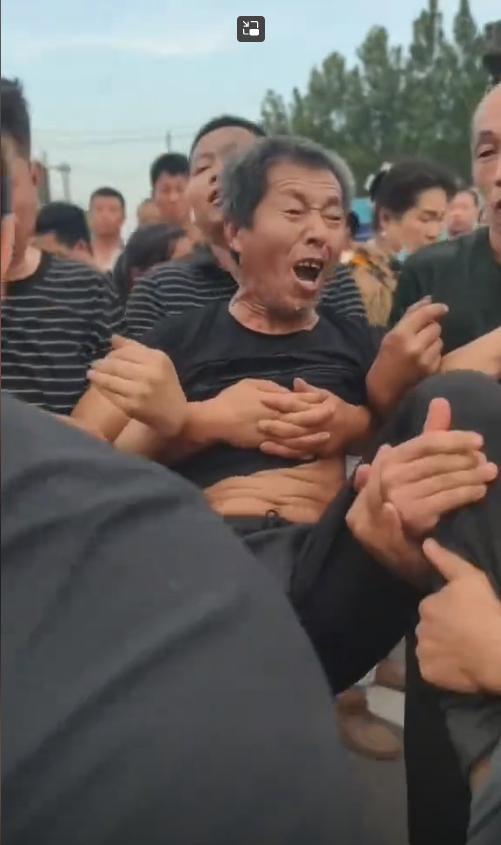 34岁卡车司机去世父母摸照片痛哭妻子崩溃晕厥车祸原因曝光(图12)