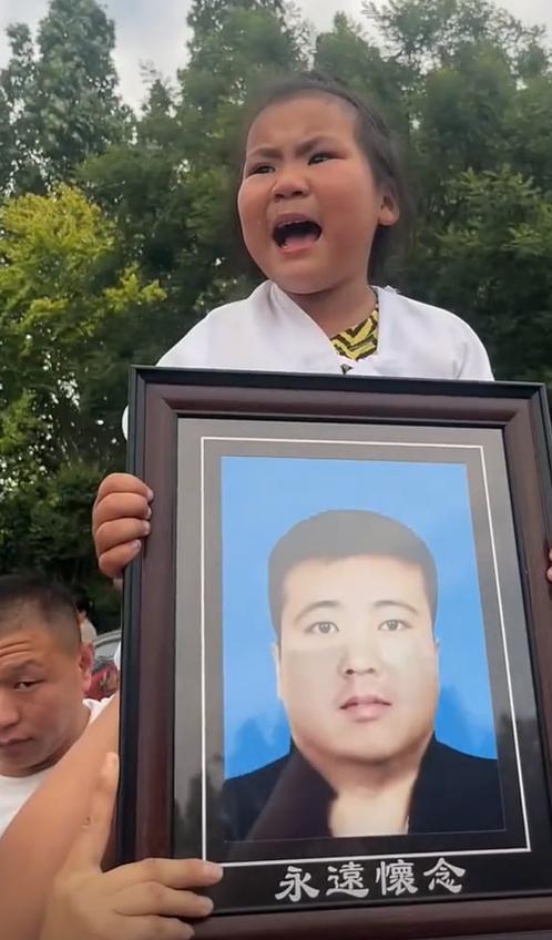 34岁卡车司机去世父母摸照片痛哭妻子崩溃晕厥车祸原因曝光(图11)