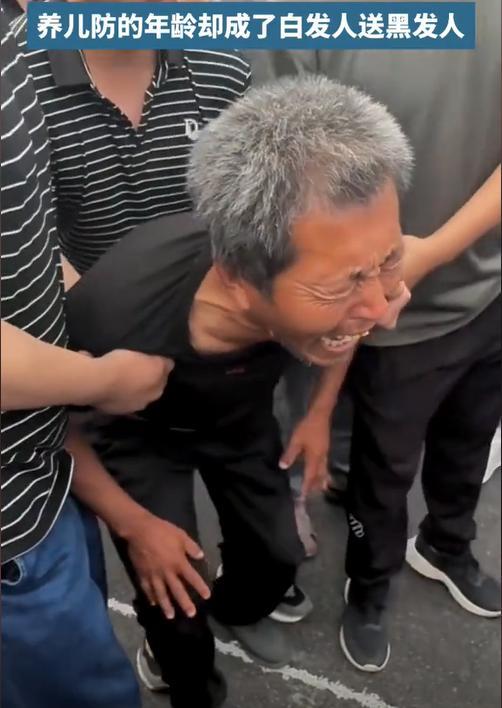 34岁卡车司机去世父母摸照片痛哭妻子崩溃晕厥车祸原因曝光(图13)