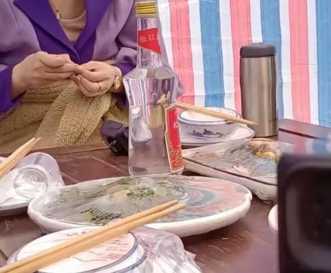 朱媛媛去世前照片曝光！瘦成纸片人大热天用厚毛衣裹着肚子(图5)