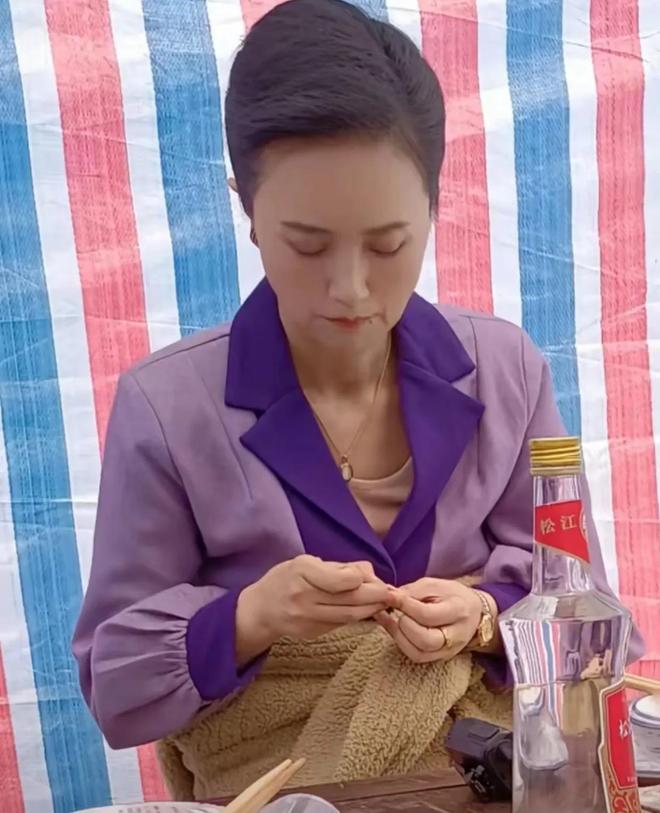 朱媛媛去世前照片曝光！瘦成纸片人大热天用厚毛衣裹着肚子(图6)